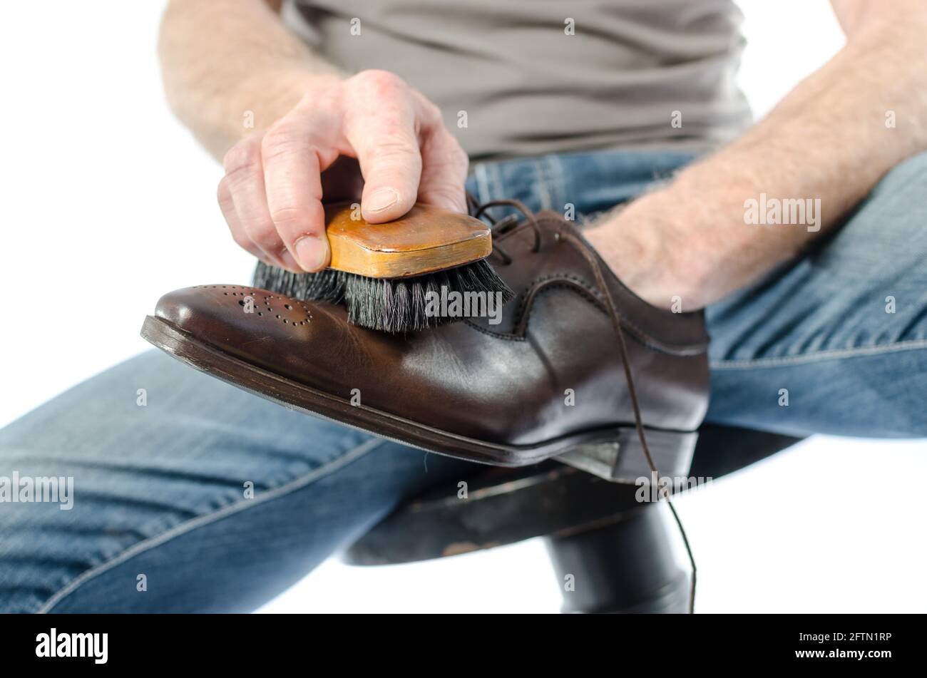 Feutre pour chaussures polissage d'une chaussure marron à l'aide d'une  brosse Photo Stock - Alamy