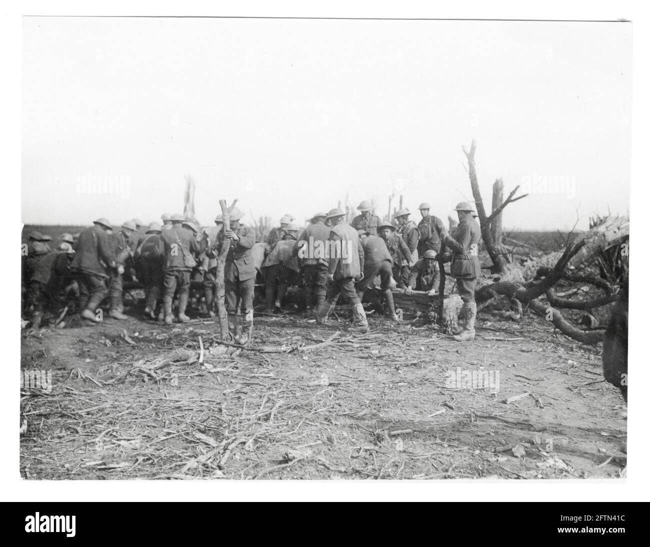 Première Guerre mondiale, première Guerre mondiale, Front occidental - Groupe de travail qui défrige l'épave des arbres sur la route Amiens-St Quentin, France Banque D'Images