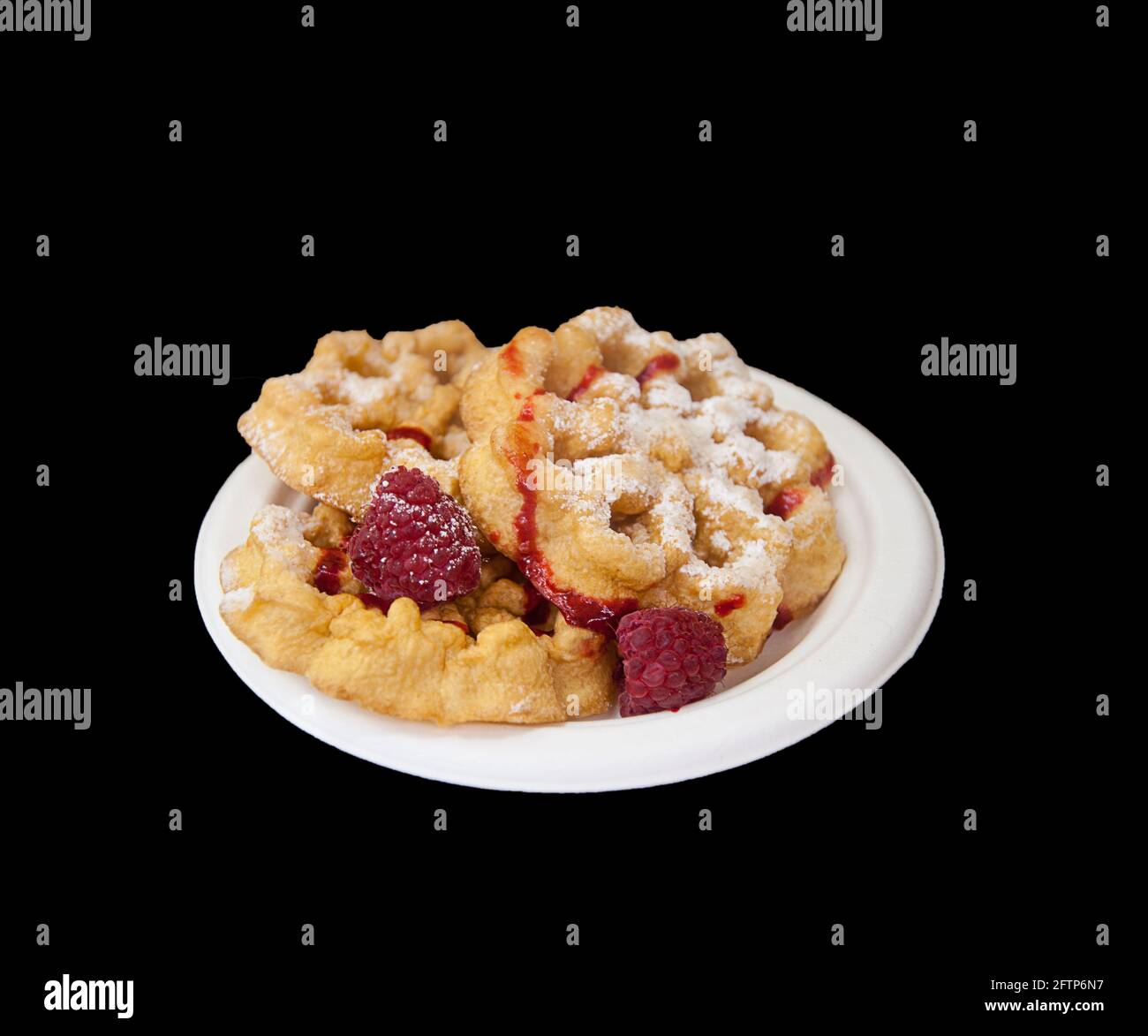 Faire un entonnoir avec les framboises et la sauce à la framboise et le sucre en poudre saupoudrés. Dessert frits sur une assiette blanche et un fond noir. Banque D'Images