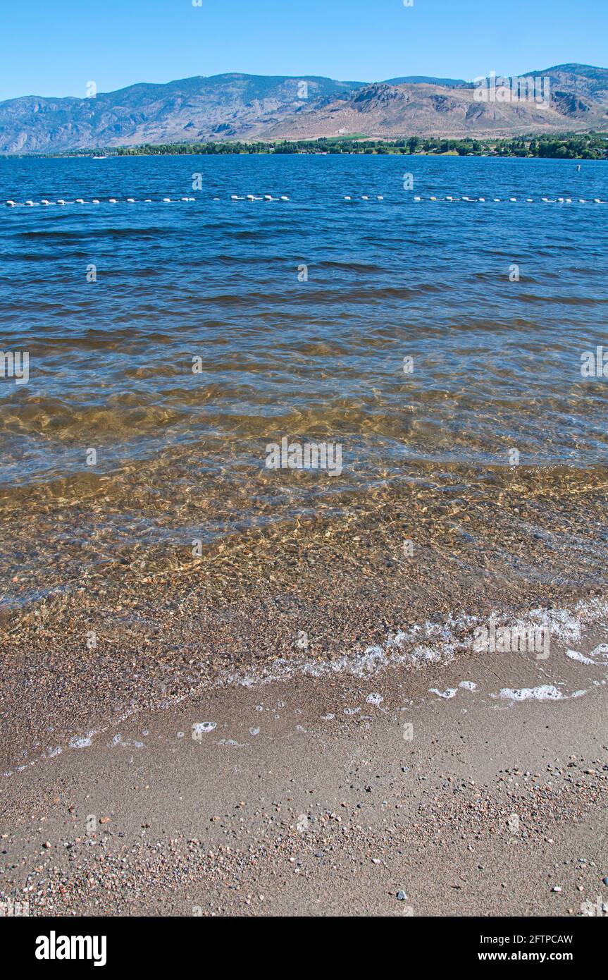 Parc national du lac Osoyoos dans le paysage d'Oroville, Washington. De douces vagues se délitent sur le rivage de la plage dans cette superbe image de la nature. Banque D'Images