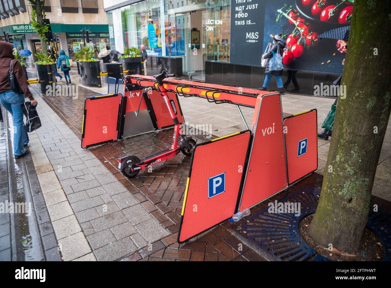 Birmingham, Royaume-Uni. 21 mai 2021: VOI, le fournisseur suédois de scooter électronique, a introduit des râteliers dans les villes du Royaume-Uni afin de réduire les risques de trébuchement et d'encourager un meilleur comportement de stationnement parmi ses utilisateurs. Credit: Ryan Underwood / Alamy Live News Banque D'Images