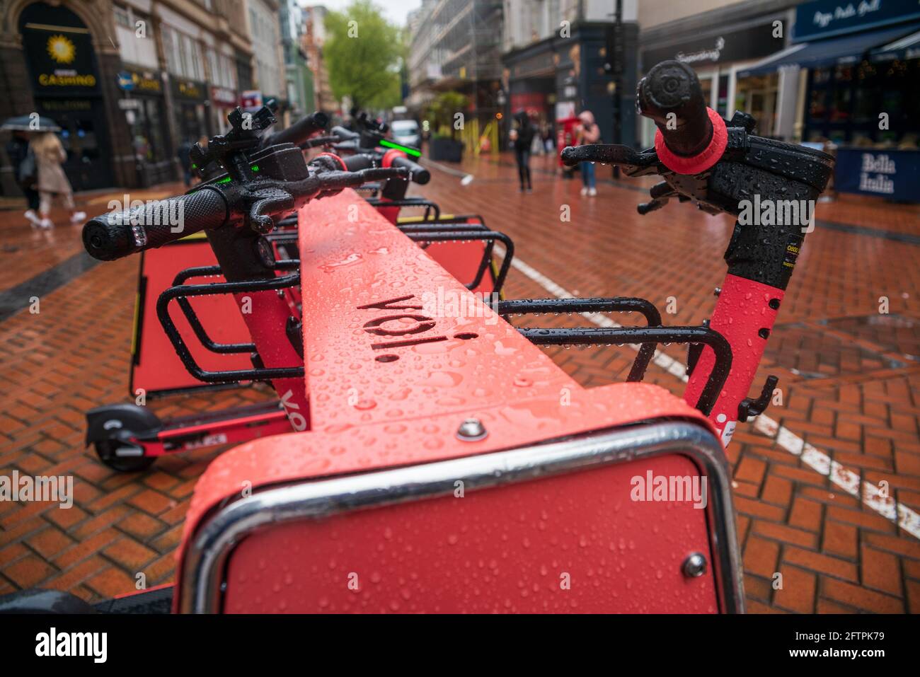 Birmingham, Royaume-Uni. 21 mai 2021: VOI, le fournisseur suédois de scooter électronique, a introduit des râteliers dans les villes du Royaume-Uni afin de réduire les risques de trébuchement et d'encourager un meilleur comportement de stationnement parmi ses utilisateurs. Credit: Ryan Underwood / Alamy Live News Banque D'Images