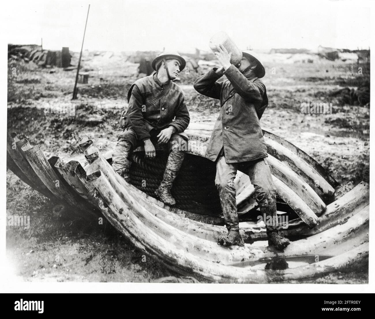 Première Guerre mondiale, première Guerre mondiale, front occidental - deux hommes se reposent et boivent sur des tôles de fer ondulé, France Banque D'Images