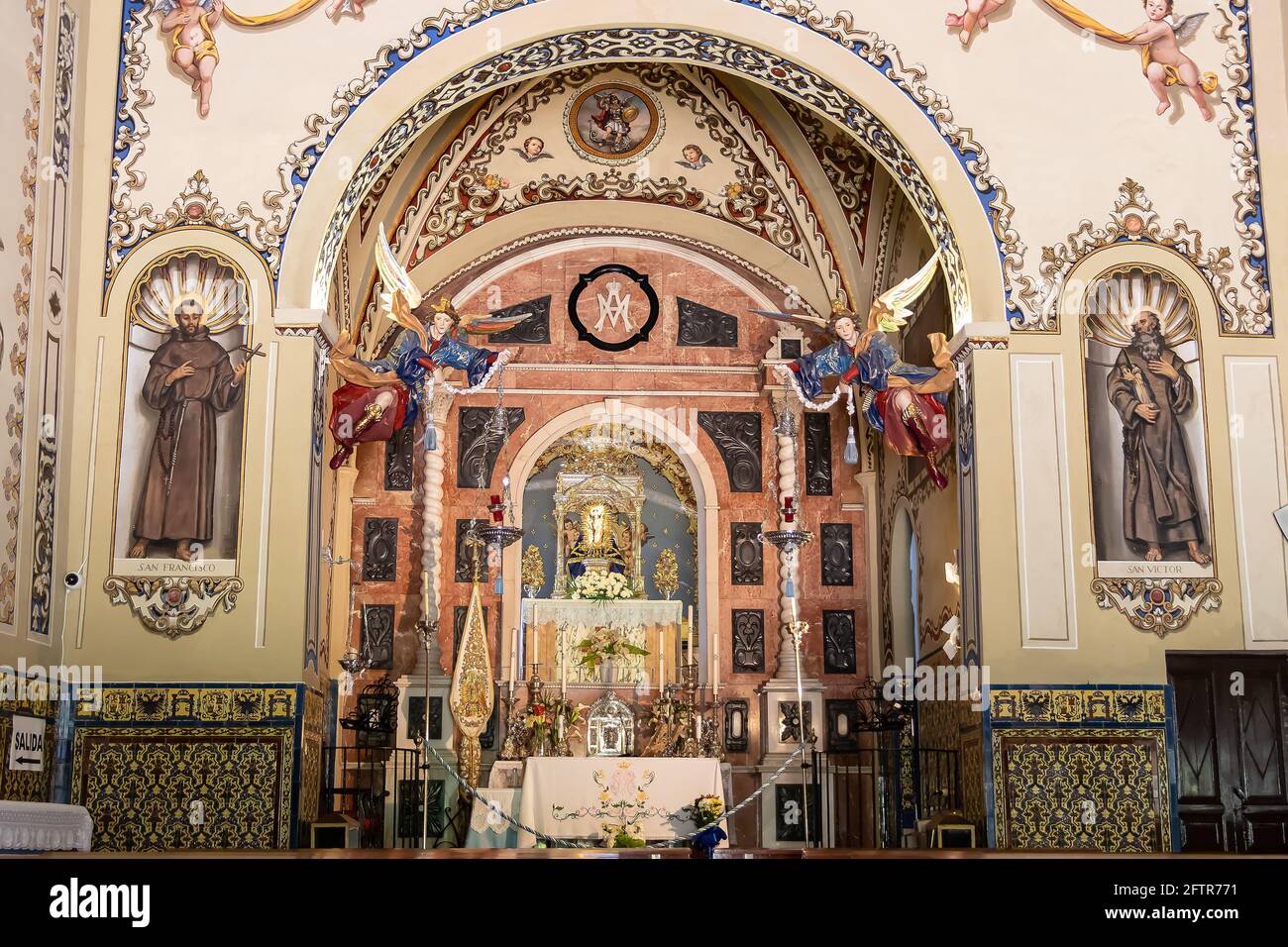 Alajar, Huelva, Espagne - 1er mai 2021 : autel principal de l'Ermitage de notre-Dame des Anges du XVIe siècle dans la Peña de Arias Montano (Rocher d'Ari Banque D'Images