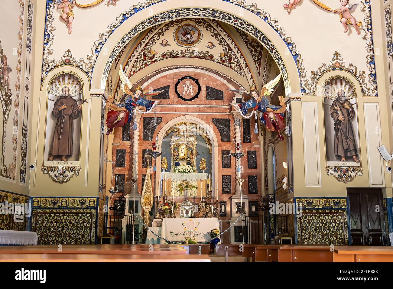 Alajar, Huelva, Espagne - 1er mai 2021 : autel principal de l'Ermitage de notre-Dame des Anges du XVIe siècle dans la Peña de Arias Montano (Rocher d'Ari Banque D'Images