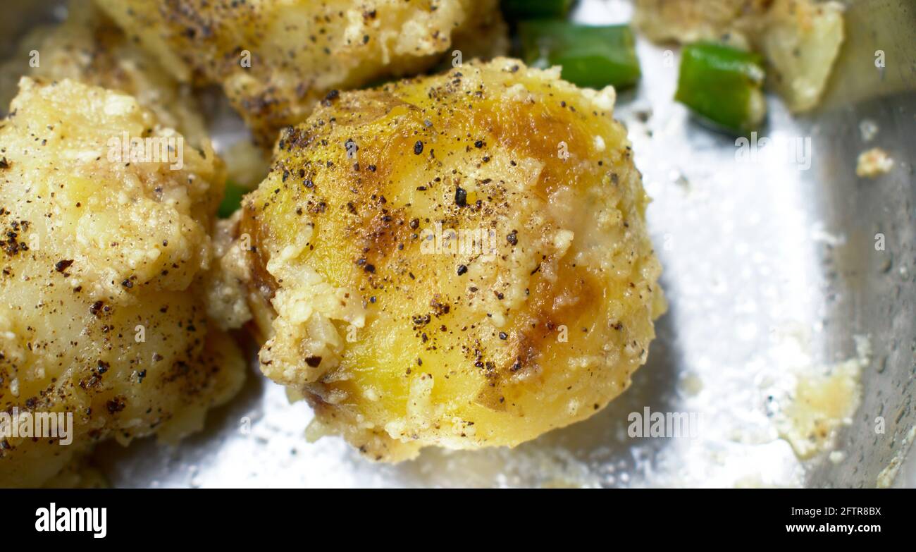 Photo de pommes de terre grillées et croustillantes en gros plan avec espace libre Banque D'Images