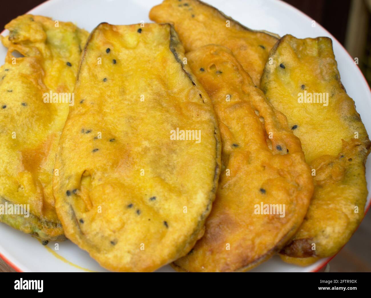 Délicieux en-cas beignets d'aubergines Beguni Baiganee Photographie de la nourriture paysage Banque D'Images