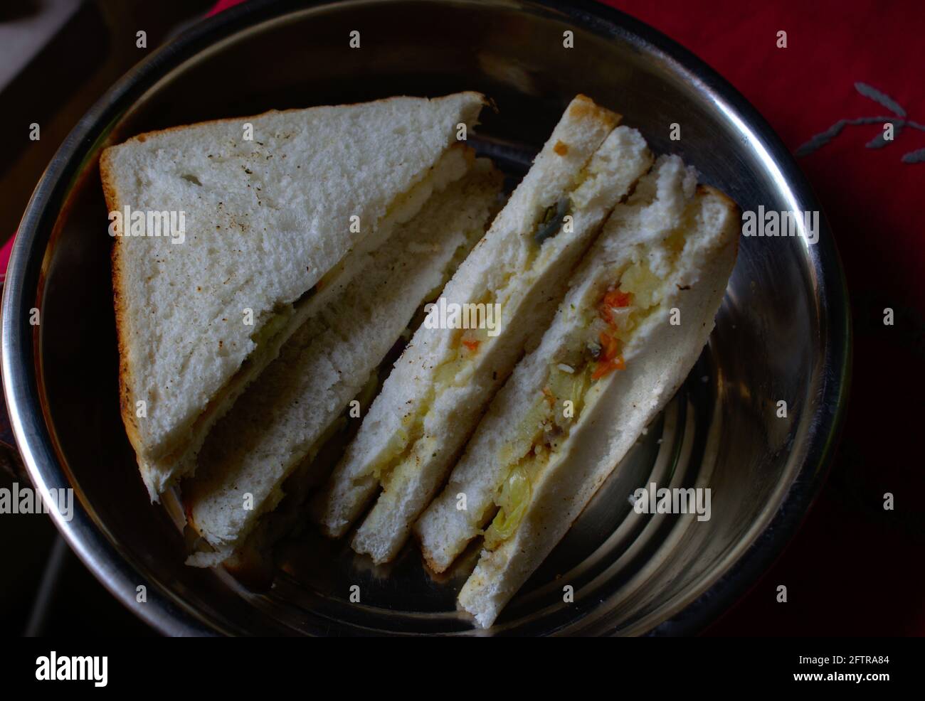 Délicieux sandwichs frais faits maison sur plaque d'acier, savoureux Finger Food Landscape image Banque D'Images
