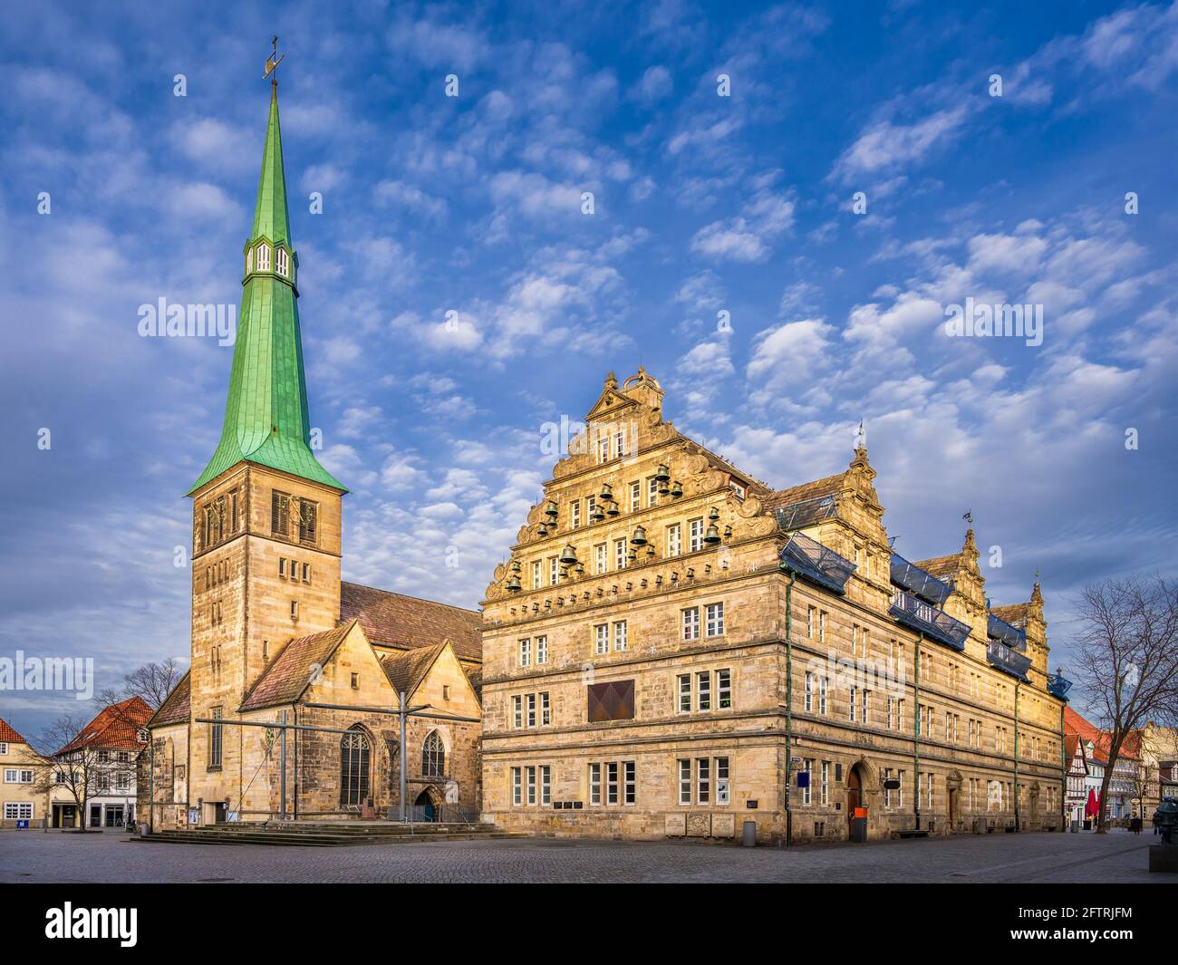 Vieille ville de Hamelin, Allemagne avec le célèbre bâtiment Hochzeitshaus Banque D'Images