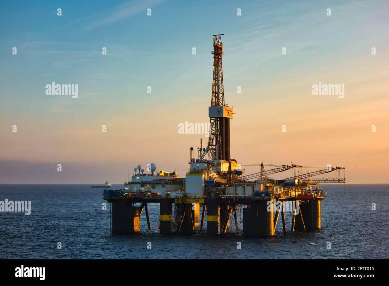 L'engin de forage semi-submersible Transocean Sedco 704 dans le centre de la mer du Nord, Royaume-Uni 2015 Banque D'Images
