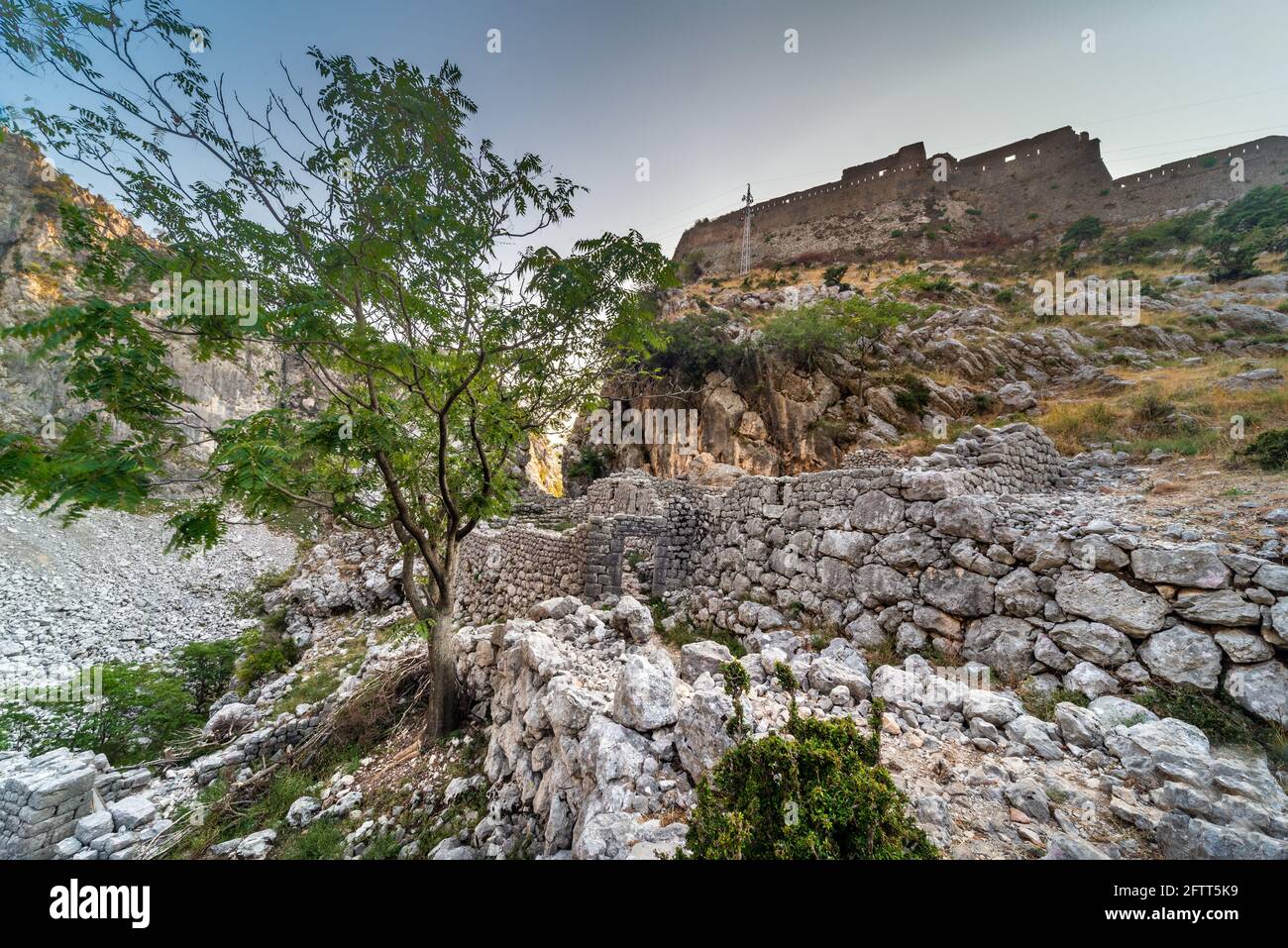 Vue d'en dessous, en regardant d'un chemin de montagne vers ses murs vénitiens antiques majestueux. Banque D'Images