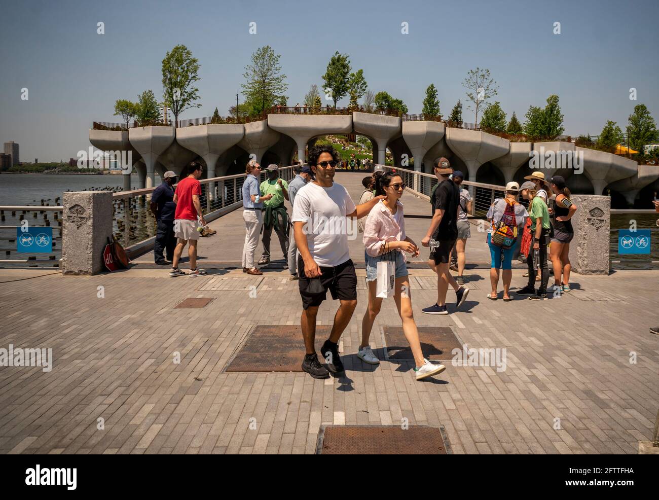 Entrée à la nouvelle petite île dans le parc de la rivière Hudson à New York le jour d'ouverture, le vendredi 21 mai 2021. Le parc créé grâce au financement de la Fondation de la famille Diller-von Furstenberg a ouvert ses portes juste au moment où New York assouplissait les restrictions dues à la pandémie COVID-19. Le parc, conçu par Thomas Heatherwick, comprend un amphithéâtre, des concessionnaires et des espaces de scène et de pelouse pour sa programmation artistique. (© Richard B. Levine) Banque D'Images