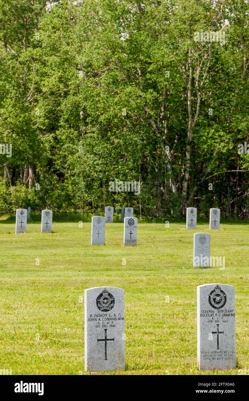 Tombes de guerre au cimetière de Gander, Terre-Neuve. Le cimetière a été installé près du terrain d'aviation pour l'enterrement d'aviateurs morts dans des accidents pendant la Seconde Guerre mondiale. Banque D'Images