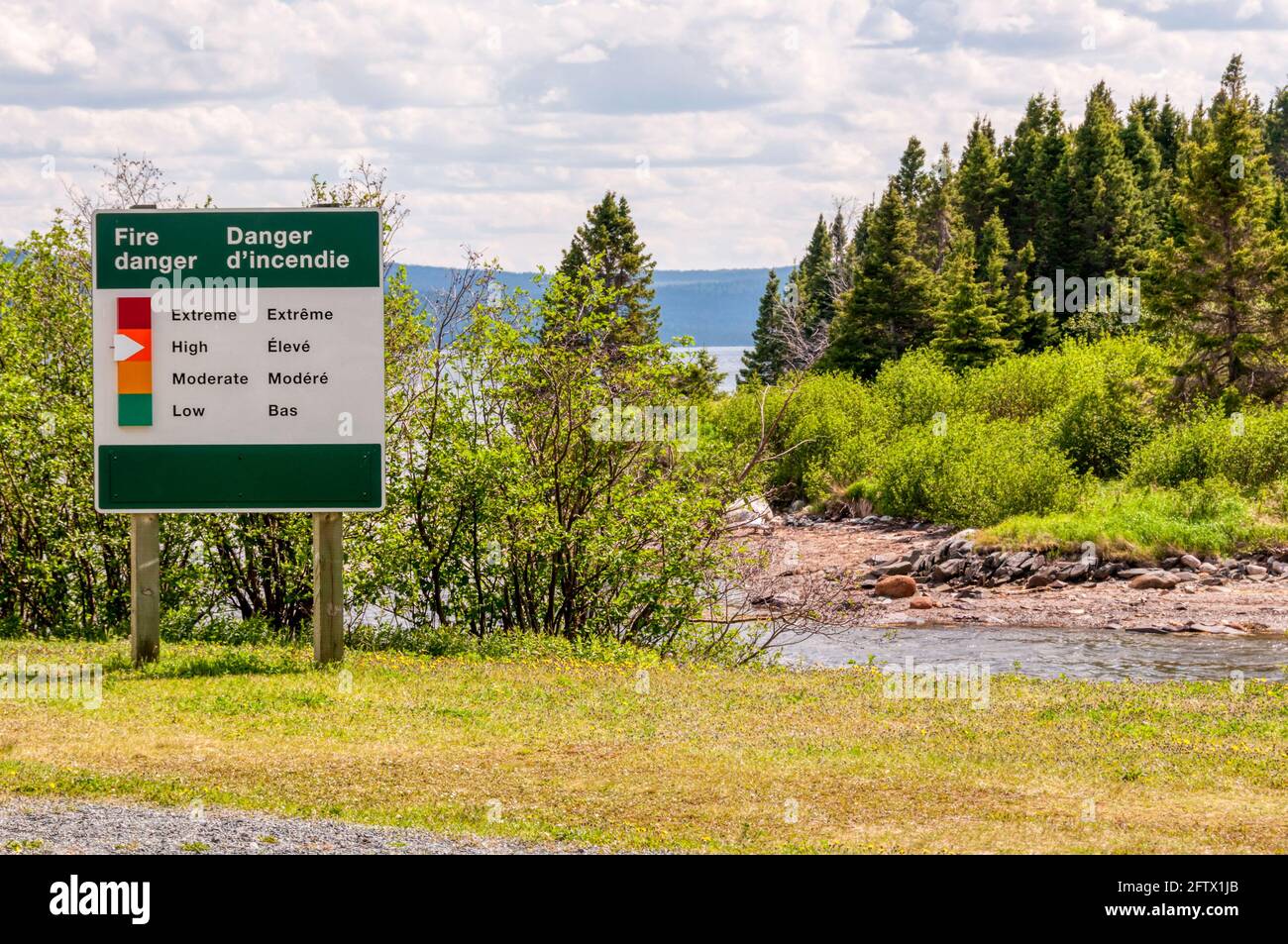 Un panneau multilingue, anglais-français, au parc national Terra Nova de Terre-Neuve montre que le risque d'incendie est élevé. Banque D'Images