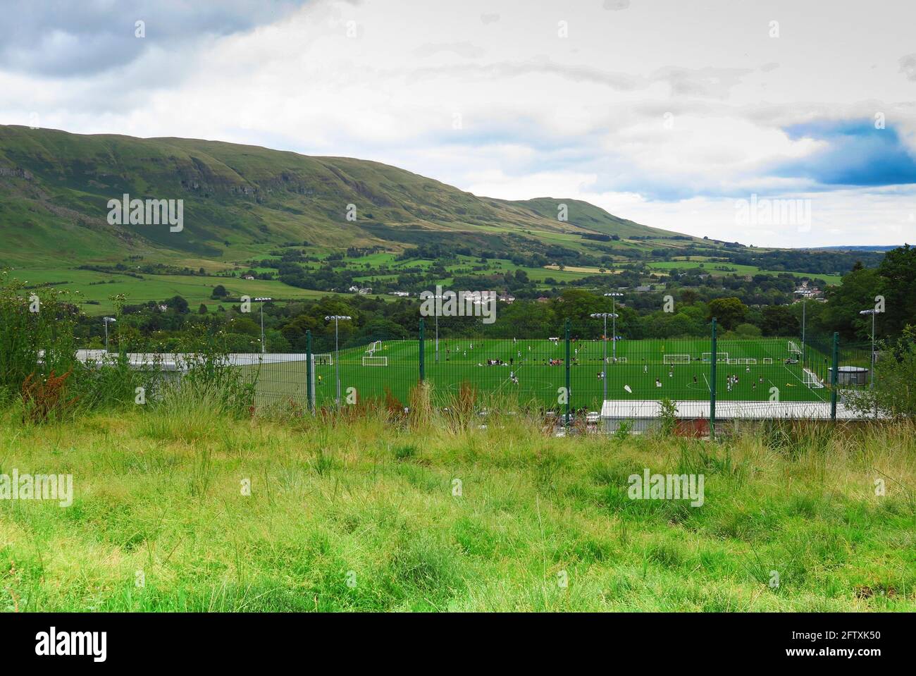 Découvrez le terrain d'entraînement du Celtic FC avec des joueurs et des coques de CAMPSIE en arrière-plan Banque D'Images