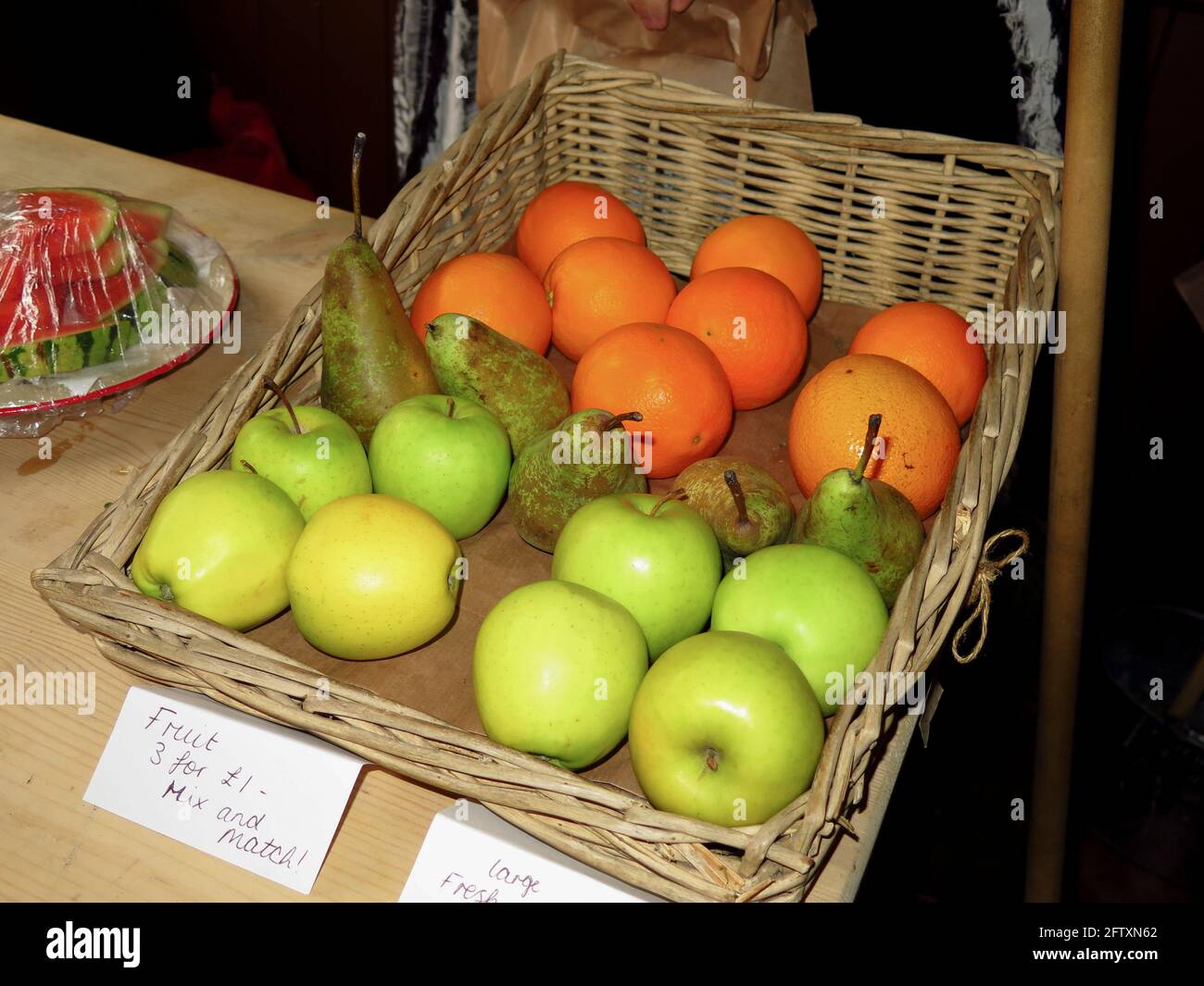 Des légumes frais sont exposés à l'extérieur du magasin Banque D'Images