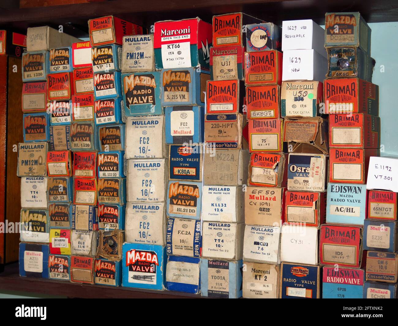 Pile d'anciennes vannes radio dans des boîtes en magasin au Black Country Museum Dudley Banque D'Images