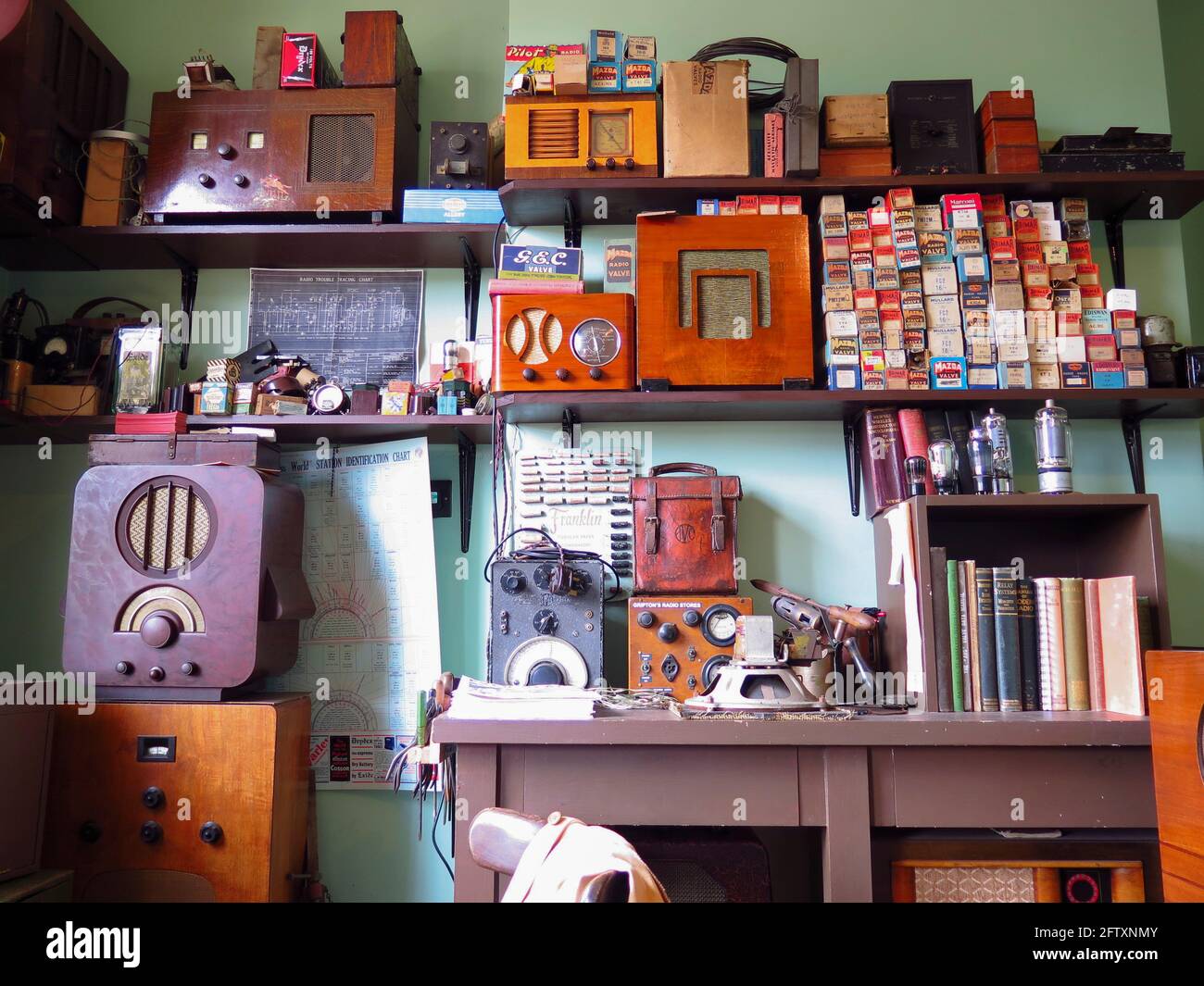 Anciennes radios en magasin au Black Country Museum Dudley Banque D'Images