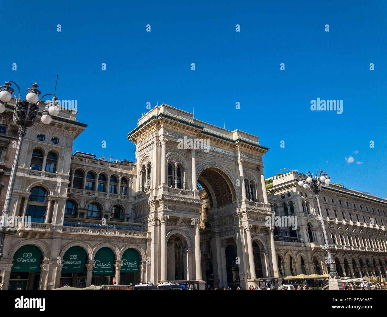 La Galleria Vittorio Emanuele II est la plus ancienne galerie marchande active d'Italie et un point de repère majeur de Milan, en Italie. Entrée de la Piazza Duomo Banque D'Images