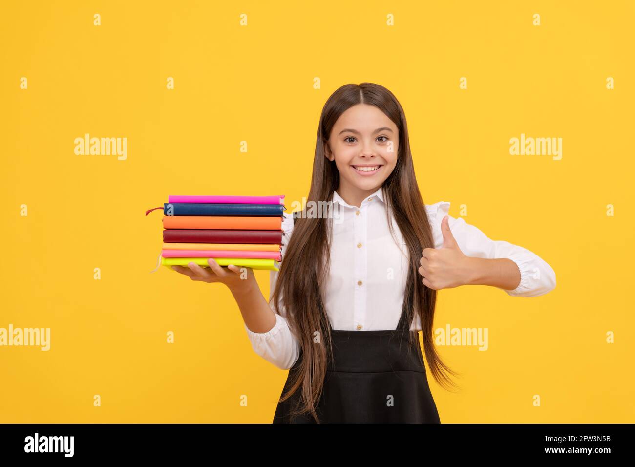 librairie. littérature éducative pour enfants. enfant intellectuel dépassé. pouce vers le haut. Banque D'Images
