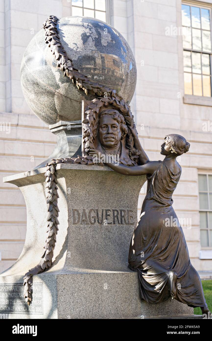 Le Daguerre Memorial, une sculpture en bronze de l'artiste américain Jonathan Scott Hartley à la mémoire de Louis Daguerre considéré comme le père de la photographie, à l'extérieur de l'ancien bureau des brevets à Washington, DC. Banque D'Images
