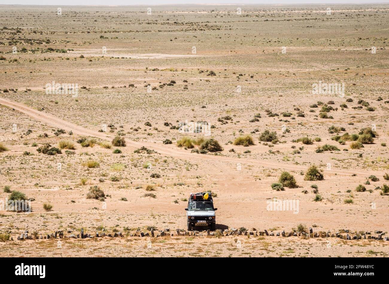 Erfoud, Maroc - 15 avril 2015. Voiture tout-terrain d'époque argentée sur une surface plane dans le désert Banque D'Images