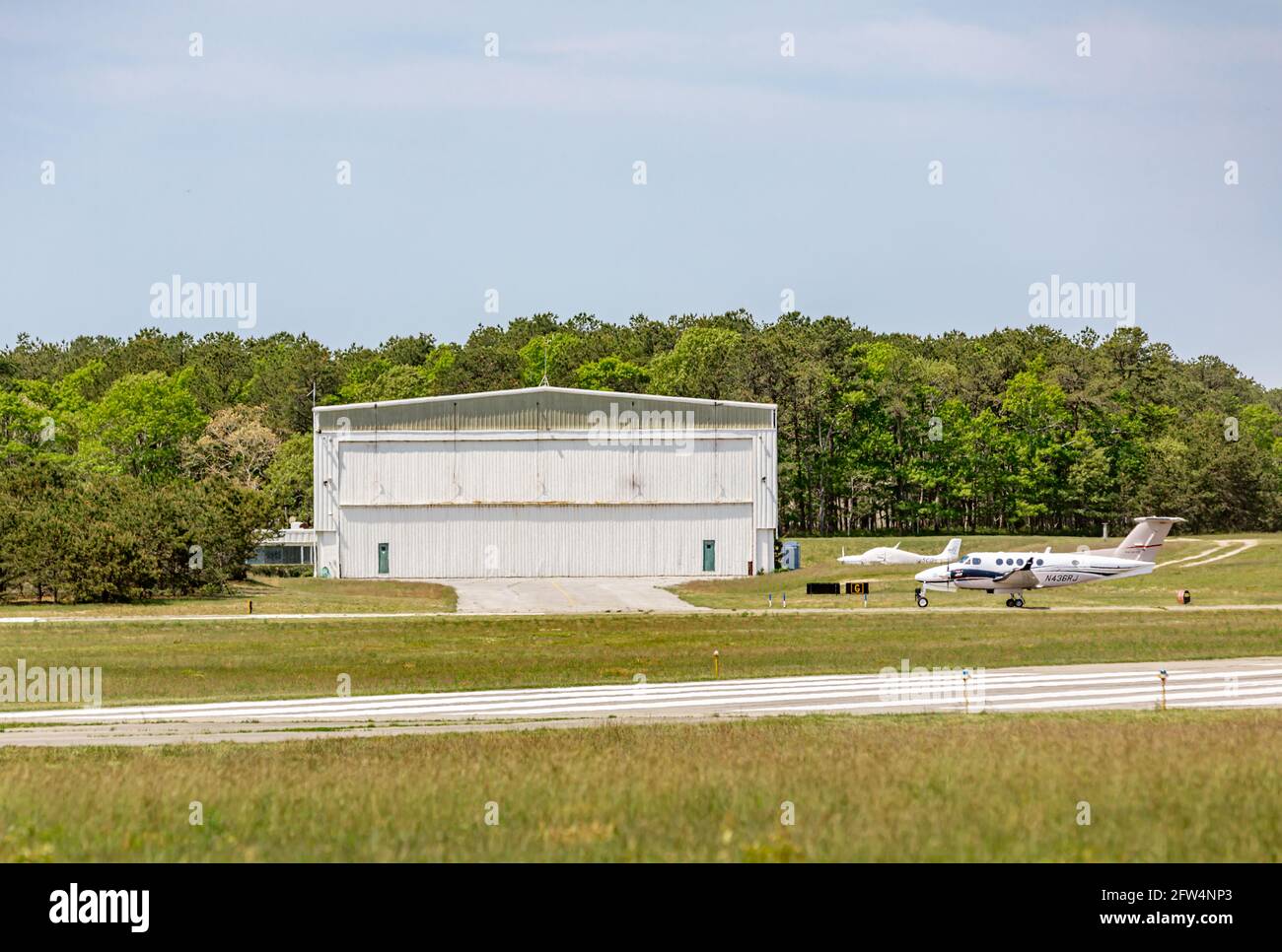 Un petit avion privé s'approche d'un cintre à l'aéroport East Hampton Banque D'Images
