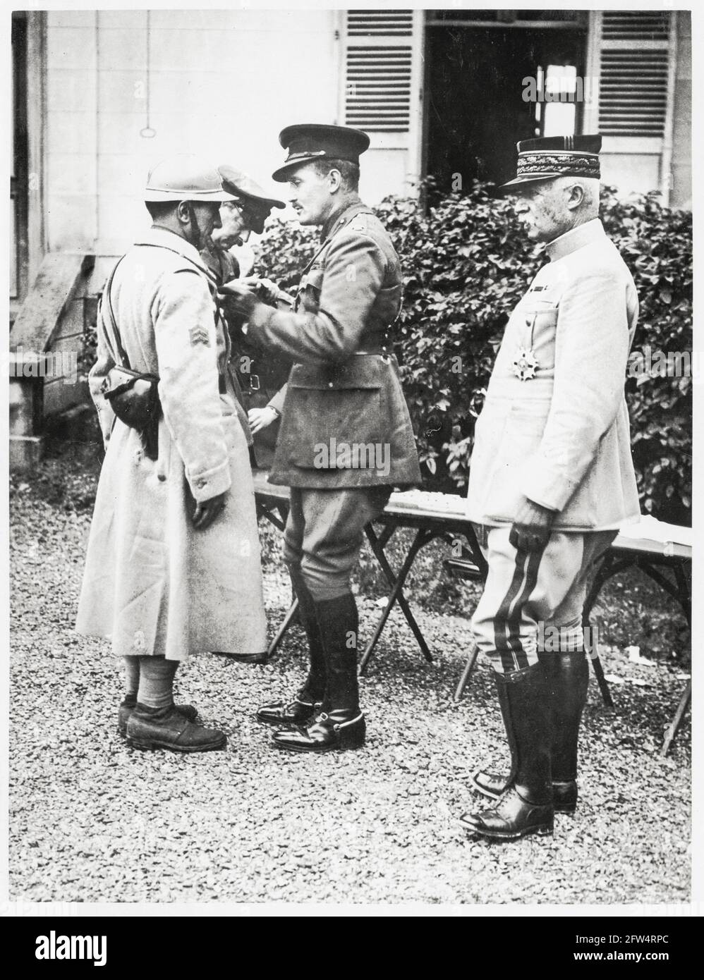 Première Guerre mondiale, première Guerre mondiale, front occidental - Prince Arthur de Connaught décorant un sergent français, le général Fayolle commandant la 6e armée, France Banque D'Images