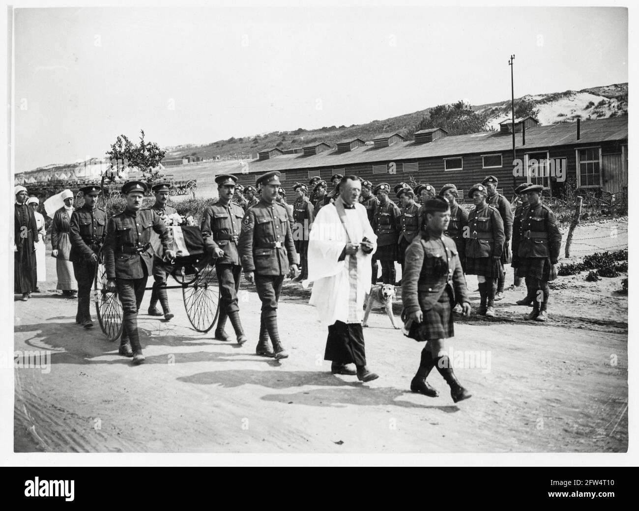 Première Guerre mondiale, première Guerre mondiale, Front occidental - funérailles d'une infirmière de la Croix-Rouge britannique, tuée lors du RAID aérien allemand dans un hôpital de la Croix-Rouge, France Banque D'Images