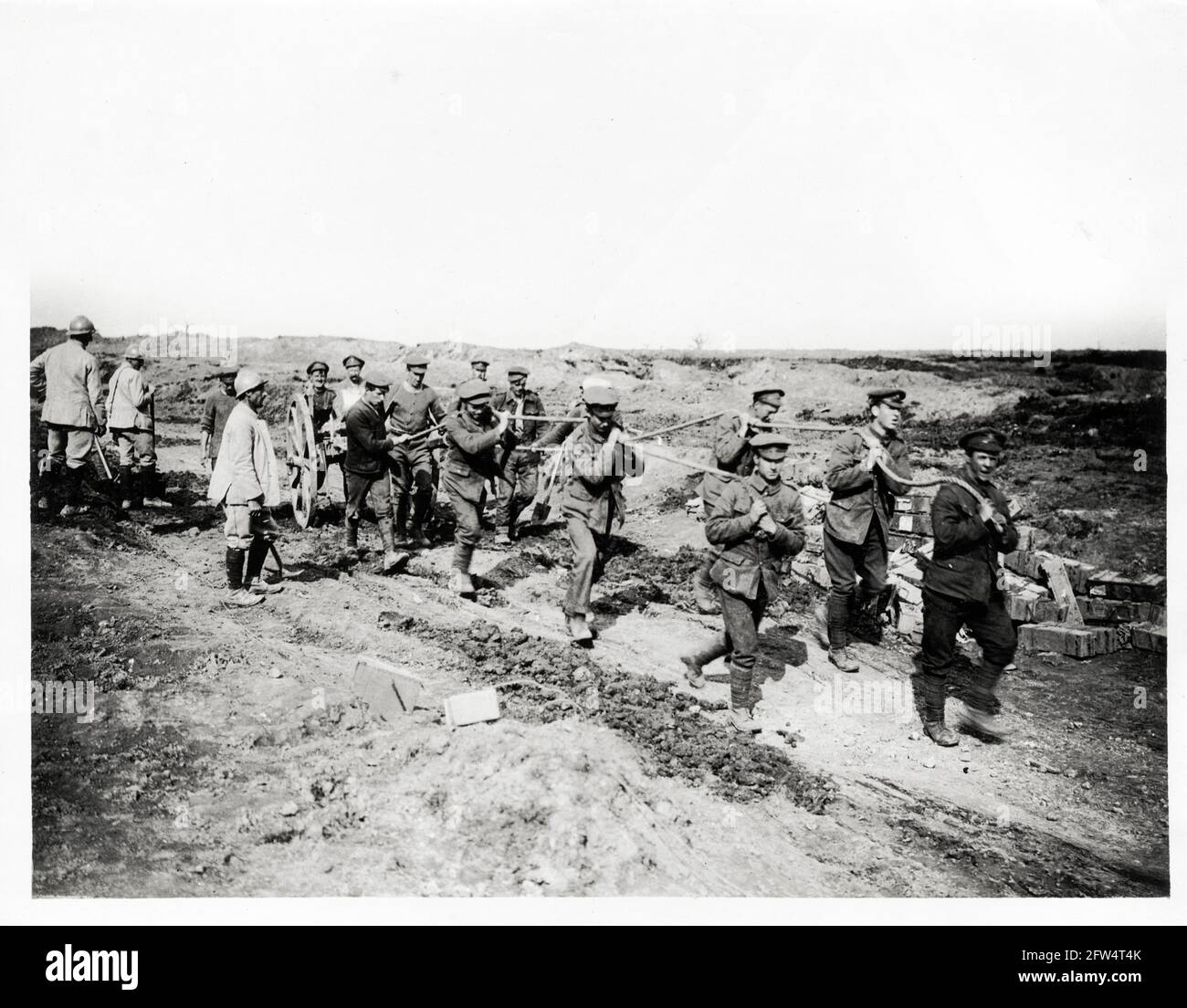 Première Guerre mondiale, première Guerre mondiale, front occidental - poilu français (soldats d'infanterie) regardant l'artillerie britannique monter des obus, France Banque D'Images