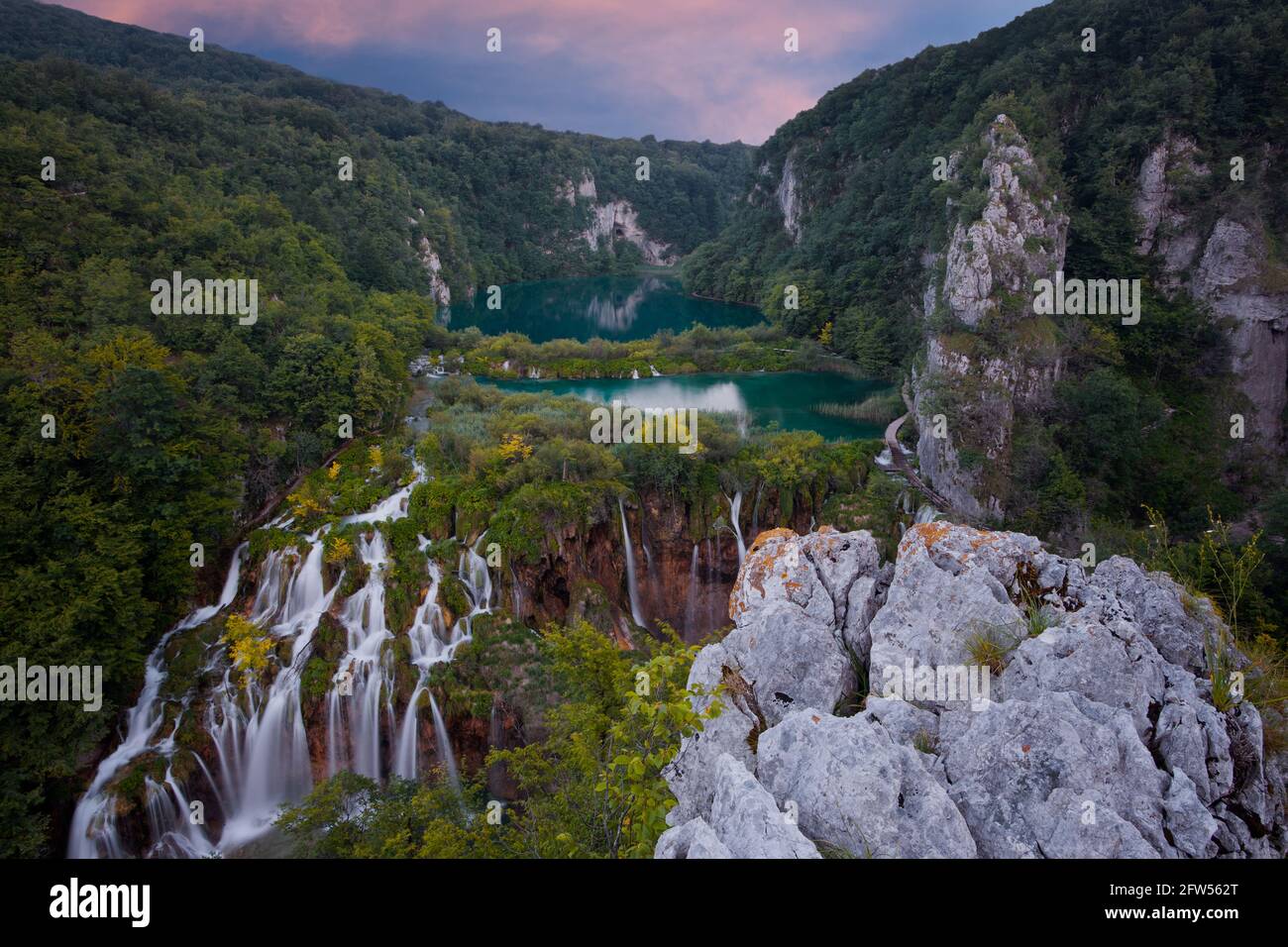 Coucher du soleil en cascade Sastavci, parc national des Lacs de Plitvice, Croatie Banque D'Images