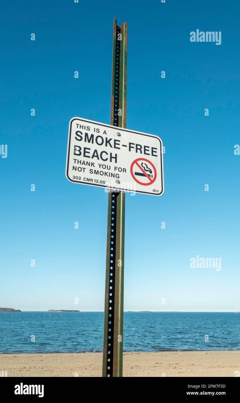 Panneau de plage non-fumeurs à Wollaston Beach, Quincy, Massachusetts Banque D'Images