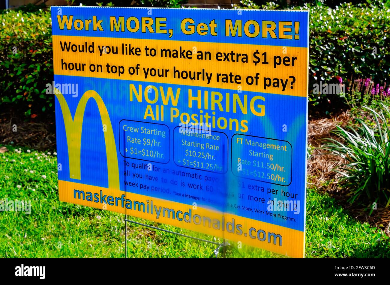 Un panneau « embauche en ce moment » indique les avantages du poste chez McDonald’s sur l’autoroute 90, le 8 mai 2021, à Biloxi, Mississippi. Banque D'Images