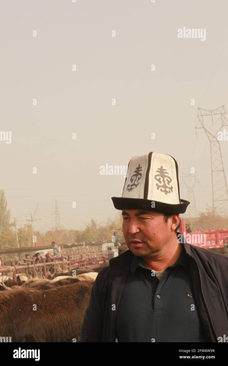 Un homme au marché du dimanche Kashgar, Xinkiang, République populaire de Chine, 2019 Banque D'Images