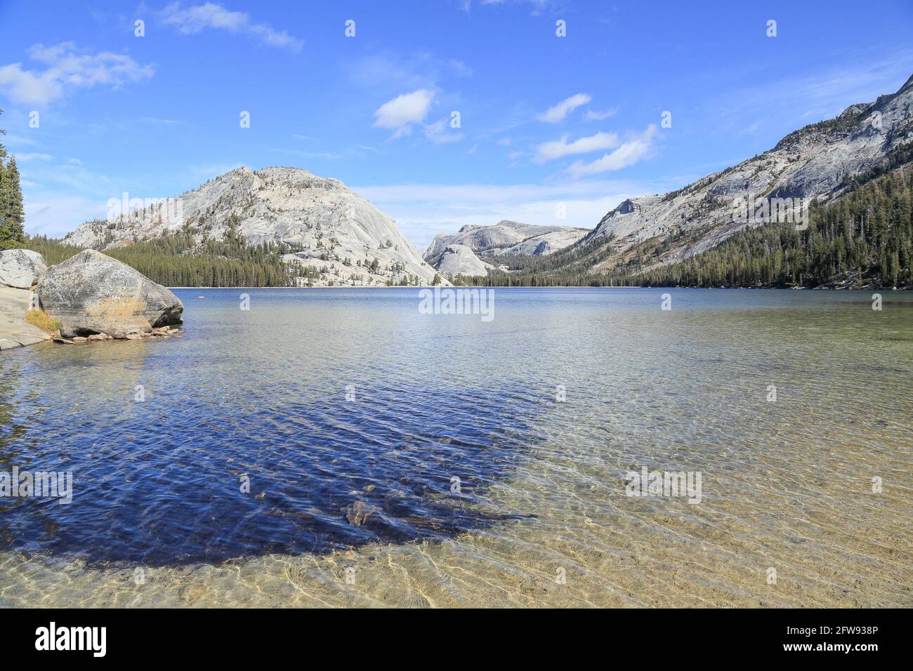 L'eau du lac Tenaya dans le parc national de Yosemite est incroyablement bien située un après-midi ensoleillé Banque D'Images