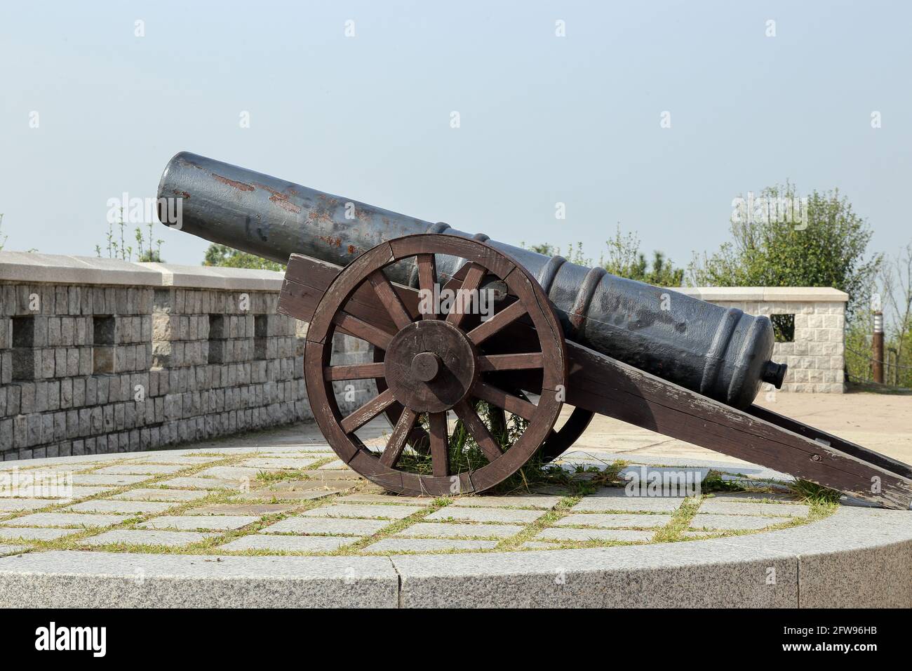 Un canon ancien au sommet d