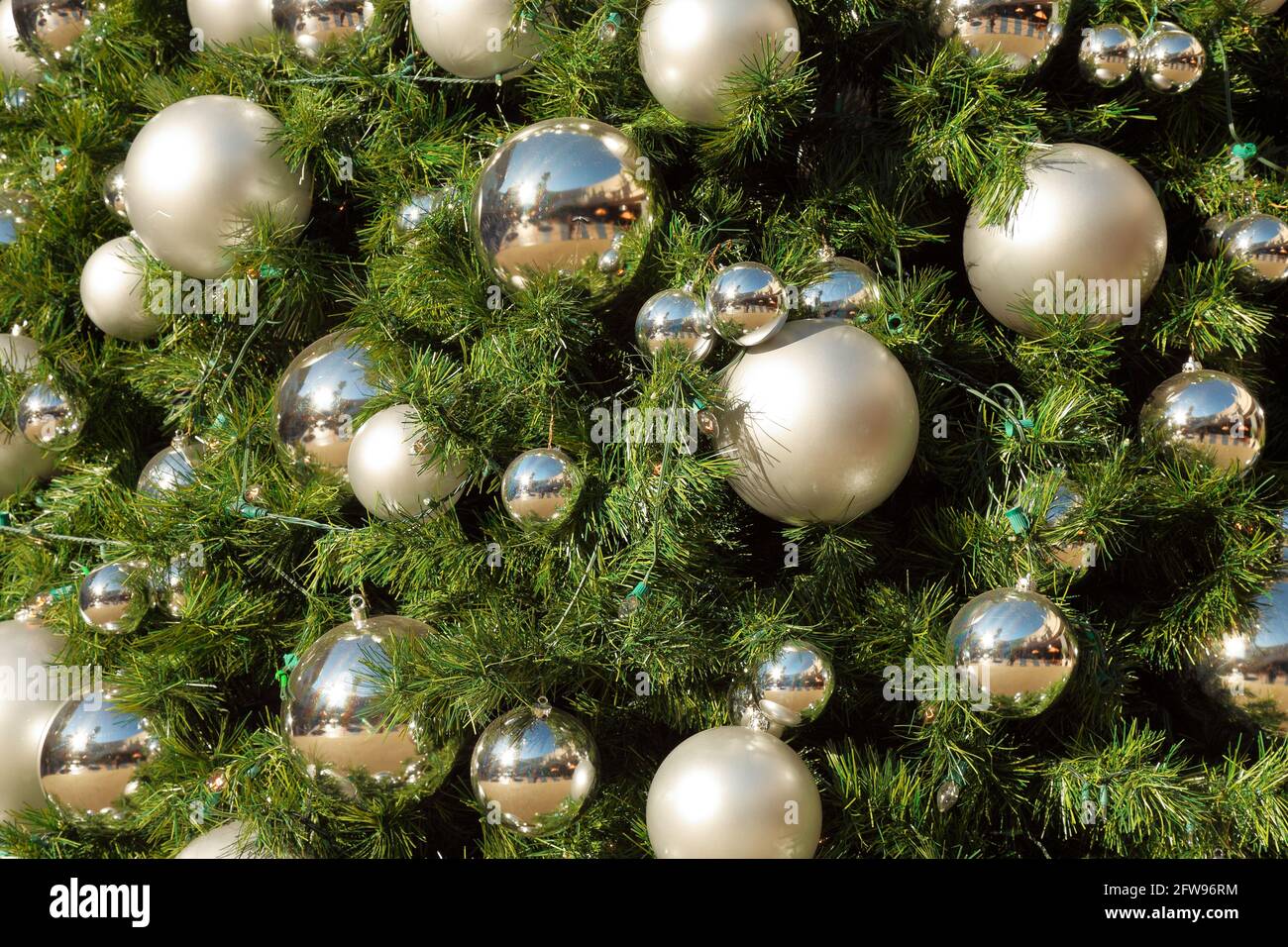 Un grand arbre de Noël extérieur et des décorations pour les vacances saison Banque D'Images
