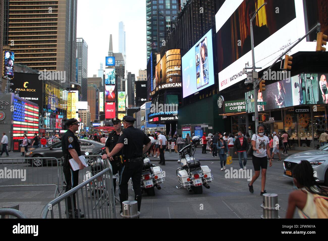 New York, États-Unis. 21 mai 2021. (NOUVEAU) une sécurité renforcée après qu'un juif ait été battu par des manifestants palestiniens à Times Square. 21 mai 2021, New York, États-Unis : L'un des manifestants palestiniens, Waseem Awawdeh, 23 ans, a été accusé d'attaquer un juif de 29 ans jeudi soir (20) sur Broadway, près de West 49th Street, Times Square, alors qu'il s'oppose aux manifestants pro-israéliens lors de l'annonce du cessez-le-feu entre Israël et le Hamas. Le NYPD a maintenant renforcé le maintien de l'ordre dans la région de Times Square. Crédit: Niyi Fote /Thenews2 crédit: Niyi Fote/TheNEWS2/ZUMA Wire/Alay Live News Banque D'Images