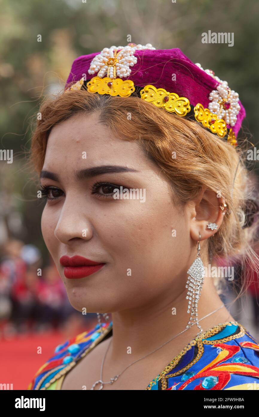 Jeune femme avec robe traditionnelle. Kashgar, Xinkiang, République populaire de Chine, 2019 Banque D'Images