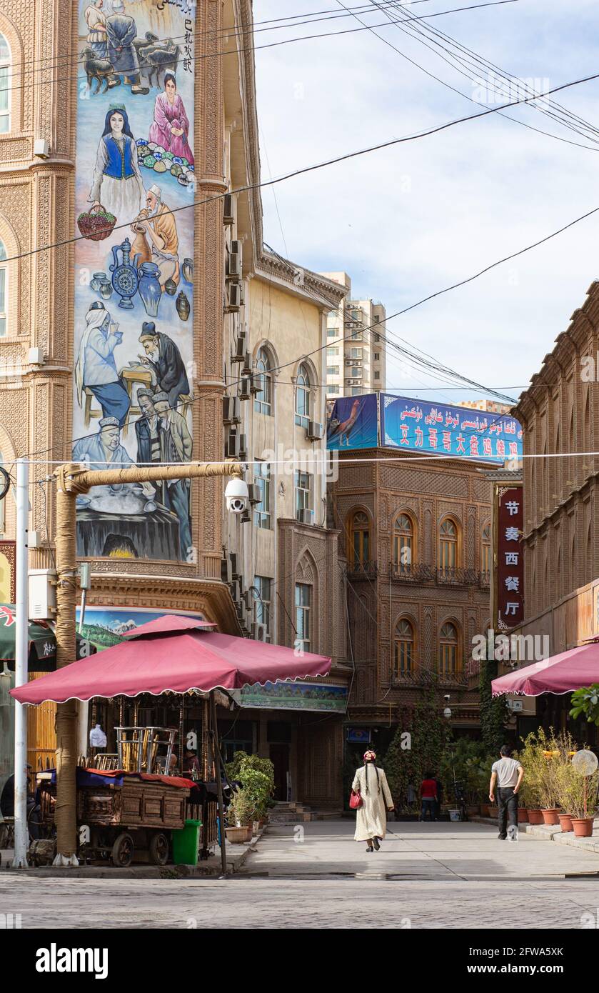 Rue avec mosaïque colorée sur un bâtiment Kashgar, Xinkiang, République populaire de Chine, 2019 Banque D'Images
