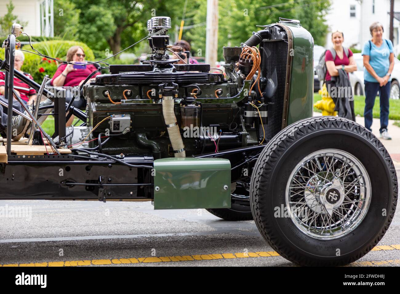 Cet antique Auburn, avec son grand moteur de 12 cylindres exposé, traverse Auburn, Indiana, lors de la parade du Festival Auburn Cord Duesenberg 2019. Banque D'Images