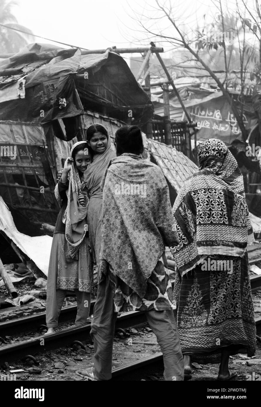 Pauvres bangladais vivant près de la voie ferrée dans le quartier de Karwan à Dhaka, au Bangladesh. Banque D'Images