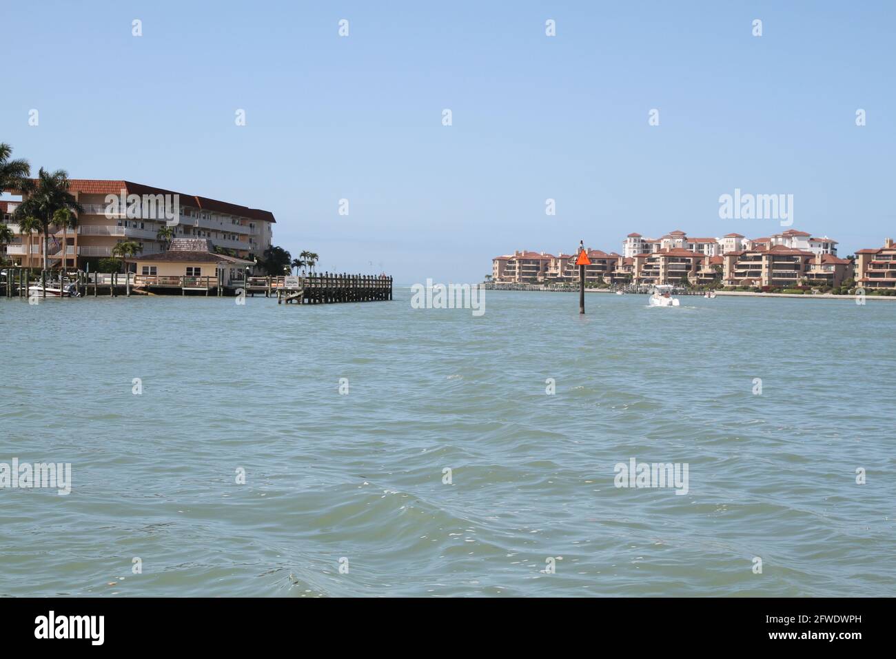 L'eau de l'océan dans la baie de Marco Island, Floride Banque D'Images