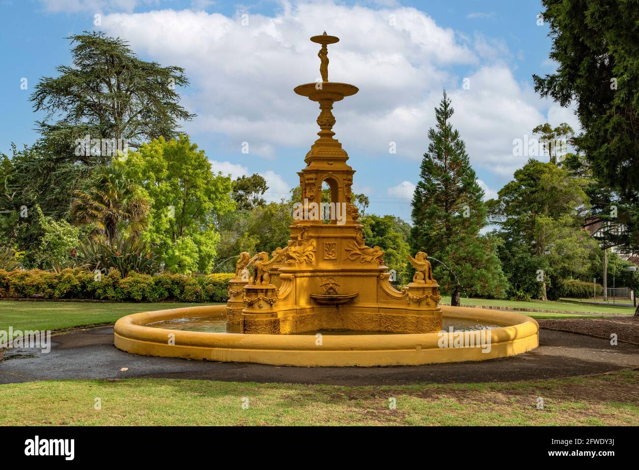 Fontaine du souvenir dans les jardins botaniques, Hamilton, Victoria, Australie Banque D'Images