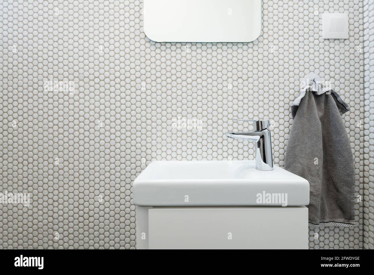 Petit lavabo de la salle de bains contemporaine Banque D'Images