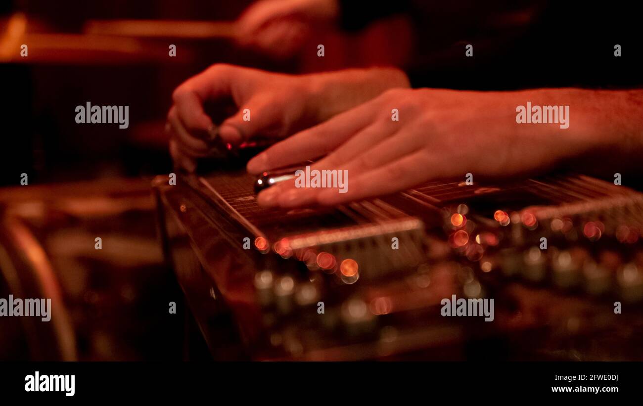 Gros plan d'un musicien jouant de l'acier lap, de la guitare à pédale, de la guitare à lame sur scène. Banque D'Images