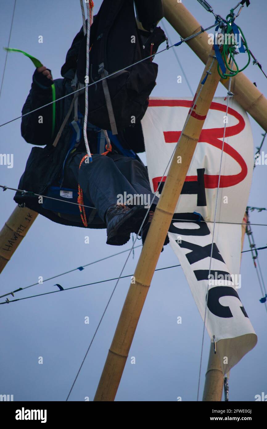 Coventry, Royaume-Uni, 22 mai 2021 Animal Rebellion blockades centres de distribution de McDonalds à travers le Royaume-Uni. Dans les premières heures de la matinée, les quatre centres de distribution qui fournissent 1300 fast-food ont été ciblés par plus de 50 manifestants dans le cadre d'une action coordonnée contre l'agriculture animale. À Coventry, deux immenses structures en bambou ont été érigées avec des grimpeurs in situ plus des manifestants enfermés sur des bases en béton. Crédit : Denise Laura Baker/Alay Live News Banque D'Images