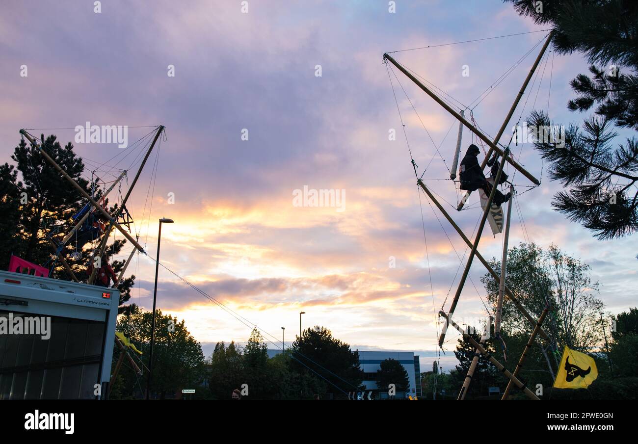 Coventry, Royaume-Uni, 22 mai 2021 Animal Rebellion blockades centres de distribution de McDonalds à travers le Royaume-Uni. Dans les premières heures de la matinée, les quatre centres de distribution qui fournissent 1300 fast-food ont été ciblés par plus de 50 manifestants dans le cadre d'une action coordonnée contre l'agriculture animale. À Coventry, deux immenses structures en bambou ont été érigées avec des grimpeurs in situ plus des manifestants enfermés sur des bases en béton. Crédit : Denise Laura Baker/Alay Live News Banque D'Images