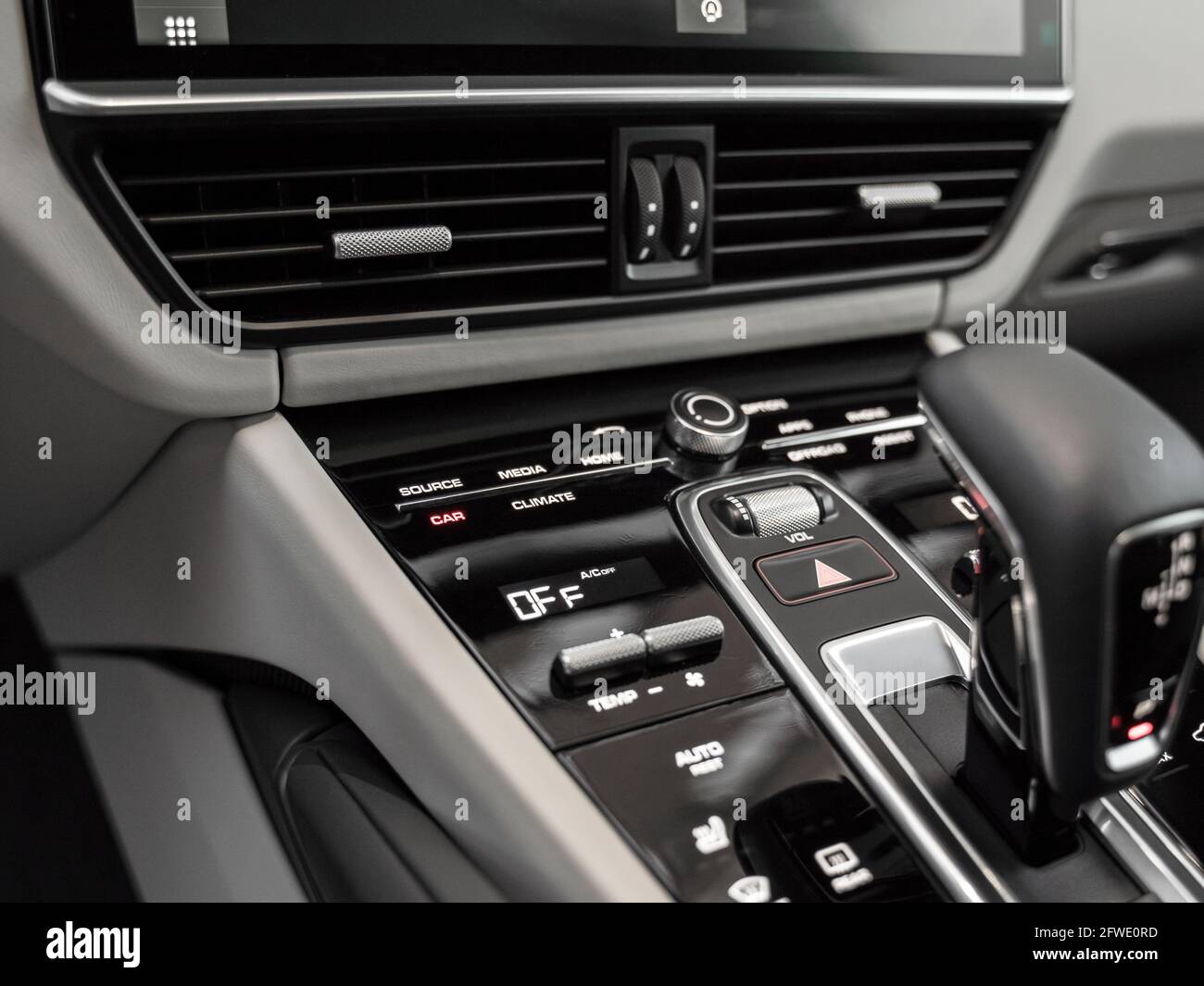 Détails de l'intérieur de la voiture. Joystick automatique d'une voiture moderne. Banque D'Images