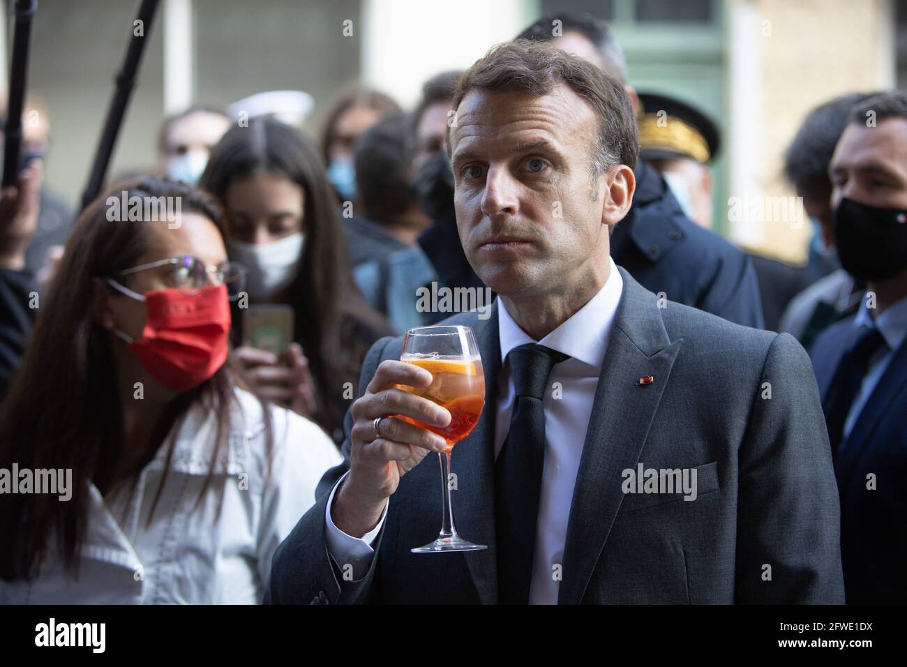 Le président français Emmanuel Macron partage un verre avec les commerçants lors d'une visite pour marquer la réouverture des activités culturelles après des fermetures pour lutter contre la pandémie Covid-19, à Nevers, dans le centre de la France, le 21 mai 2021. Photo de Raphael Lafargue/ABACAPRESS.COM Banque D'Images